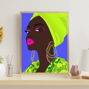 Puede incluir: Una impresión de arte digital enmarcada que muestra el retrato estilizado de una persona de piel oscura, con un pañuelo de cabeza verde lima brillante y una blusa estampada a juego. El sujeto luce labios rosa vibrante y delineador sobre fondo azul.
