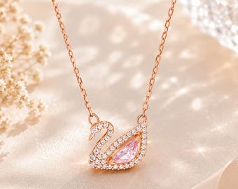 Halskette mit Swarovski-Kristallschwan in Rosa, Anhänger in Roségold, funkelnde Kristallkette, eleganter Vogelschmuck, romantisches Geschenk