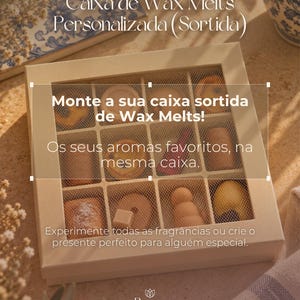 Pode incluir: Uma caixa quadrada de cartão bege com uma janela transparente contendo doze wax melts individuais de várias formas e tons de castanho, bege e amarelo. A caixa apresenta o texto 'Caixa de Wax Melts Personalizada' impresso na tampa.