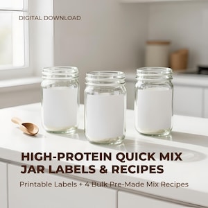 Könnte beinhalten: Drei durchsichtige Einmachgläser aus Glas mit leeren, weißen, rechteckigen Etiketten und einem kleinen Holzlöffel. Der Text lautet: DIGITAL DOWNLOAD, HIGH-PROTEIN QUICK MIX JAR LABELS & RECIPES, Printable Labels + 4 Bulk Pre-Made Mix Recipes.