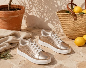 Sneakers da donna dorate, sneakers casual chic con lacci, scarpe comode e alla moda, scarpe da ginnastica eleganti per tutti i giorni, regalo per lei