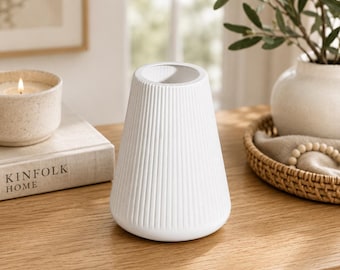 Vaso in ceramica bianca a coste, vaso per fiori minimalista, arredamento scandinavo, vaso da tavolo decorativo moderno, arredamento neutro per il soggiorno.