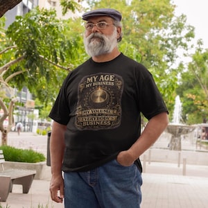 Mein Alter, meine Angelegenheit, meine Lautstärke – T-Shirt „Geht jeden etwas an“ | Lustiges Rockmusik-T-Shirt | Geschenk für Gitarristen | Klassisches Rock-Shirt