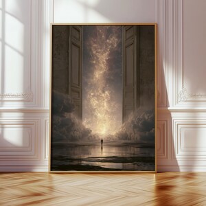 Pode incluir: Uma impressão de arte de parede vertical emoldurada retratando uma figura solitária em pé sobre uma superfície escura e reflexiva diante de duas portas abertas maciças. Uma luz dourada brilhante, semelhante a uma nebulosa, flui pela abertura.