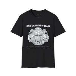 Könnte beinhalten: Ein schwarzes Kurzarm-T-Shirt mit einer weißen Strichzeichnung eines V8-Motors. Der Text EIGHT CYLINDERS OF CHAOS steht über dem Motor und der Text V8 - NATURALLY ASPIRATED - AMERICAN MUSCLE ist unter der Motorgrafik aufgedruckt.