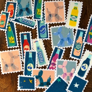 Puede incluir: Una colección de parches de tela ilustrados y coloridos que presentan varios diseños, incluyendo botellas de soda, globos y estrellas. Los parches tienen un estilo similar y un aspecto vintage.