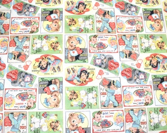 以下が含まれることがあります： カラフルなイラストが繰り返し描かれた白い生地。イラストには、クマ、子供、ハートが描かれています。イラストのテキストには、「I've Taken a Tumble for You」、「Just in Case」、「Tell Me You Love Me」、「And Say You Love Me」、「I've Got a Heart」が含まれています。