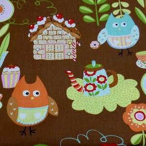 Puede incluir: Una tela marrón con un diseño caprichoso que presenta casas de jengibre, búhos, teteras y flores. El diseño es de estilo de dibujos animados con colores brillantes.