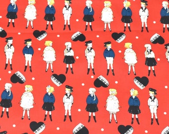 以下が含まれることがあります： 赤い生地に、水兵服を着た子供とドレスを着た子供を交互に並べた繰り返し模様が施されています。子供たちは楽器とピアノの鍵盤が描かれたハートを持っています。生地には白い水玉模様があります。