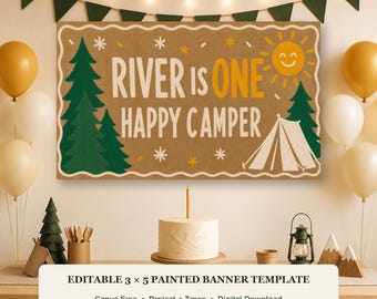 Peut inclure: Une bannière rectangulaire sur fond marron avec le texte RIVER IS ONE HAPPY CAMPER en blanc et jaune. Le motif comprend des sapins verts, une tente de camping blanche, un soleil jaune et des flocons blancs sur une bordure festonnée.