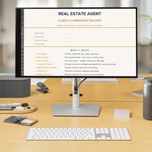 Puede incluir: Un monitor de computadora que muestra una plantilla digital de seguimiento de clientes y comisiones para agentes inmobiliarios. El documento incluye secciones para los datos del agente y una lista de funciones como registro de clientes, listados activos, canalización de compradores, seguimiento de comisiones, citas, registro de gastos y resumen mensual.