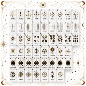 Puede incluir: Un conjunto de fichas de juego rectangulares con fondos blancos e ilustraciones celestiales en dorado y negro. Las fichas est&aacute;n organizadas en filas etiquetadas como BAM, CRAK, DOT, FLOWER, JOKER, NORTH, WEST, EAST, SOUTH, GREEN, RED y WHITE.
