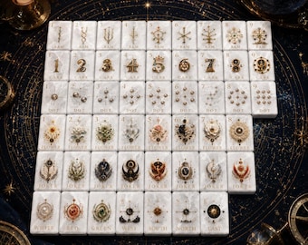 Könnte beinhalten: Ein Set rechteckiger Mahjong-Spielsteine mit weißer Marmoroptik, angeordnet in einem Raster. Jeder Spielstein zeigt detaillierte goldene und farbige Illustrationen, darunter Zahlen, Punkte, Blumen und Himmelsrichtungen mit Beschriftung.