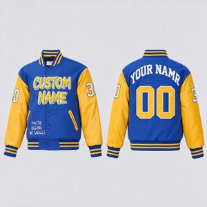 Può includere: Una giacca varsity blu e gialla con il testo CUSTOM NAME e YOU'RE KILLING ME SMALLS sul davanti, e il numero 30 sulle maniche. Il retro mostra il testo YOUR NAMR e il numero 00 in grandi lettere gialle.