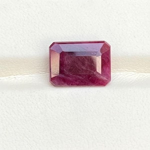 Echte Afrikaanse robijn van 5,50 karaat, gefacetteerd in smaragdgeslepen rode robijn, steen voor het maken van sieraden.