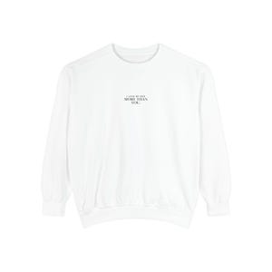 Könnte beinhalten: Ein weißes Langarm-Sweatshirt mit Rundhalsausschnitt und dem schwarzen Text I LOVE MY DOG MORE THAN YOU mittig auf der Brust. Das Kleidungsstück verfügt über einen gerippten Halsausschnitt, Bündchen und einen Saum für einen schlichten Look.