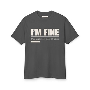 Camiseta para personas que piensan demasiado, camiseta divertida para la ansiedad "Estoy bien", camiseta sarcástica de dos líneas, regalo para personas que piensan demasiado, camiseta minimalista teñida en prenda.