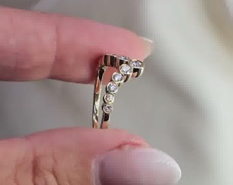Fede nuziale curva con diamante sintetico taglio rotondo incastonato a mezza lunetta, in oro giallo massiccio 14 carati, romantica e unica, regalo per il terzo anniversario.