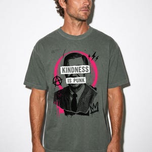 Camiseta Kindness Is Punk Comfort Colors, estampa retrô grunge. imagem 4