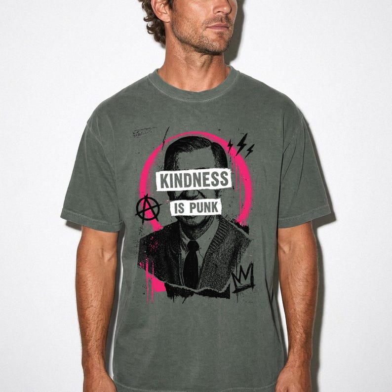 Camiseta Kindness Is Punk Comfort Colors, estampa retrô grunge. imagem 4