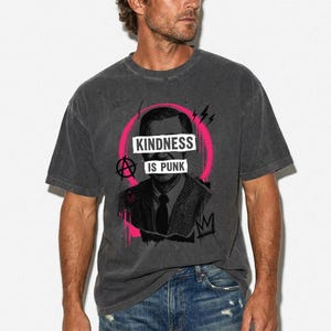 Camiseta Kindness Is Punk Comfort Colors, estampa retrô grunge. imagem 5