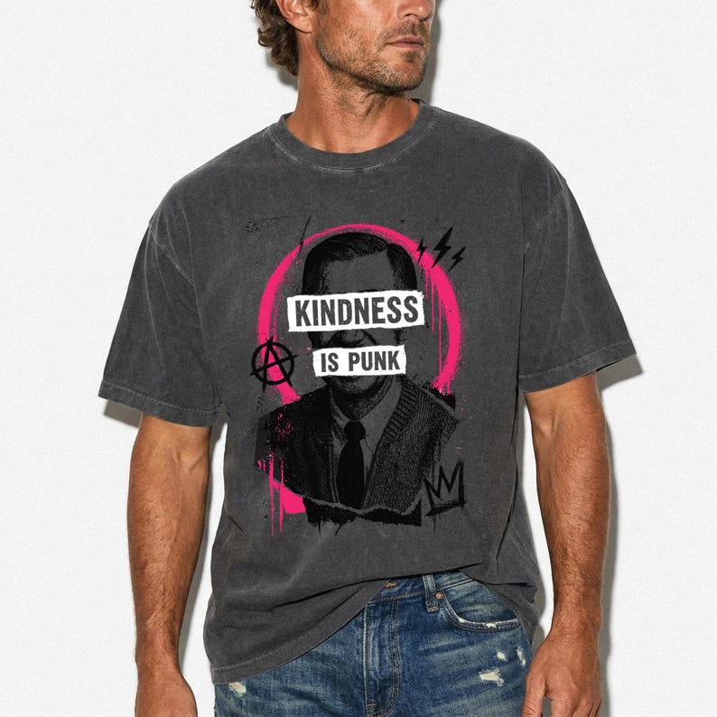 Camiseta Kindness Is Punk Comfort Colors, estampa retrô grunge. imagem 5