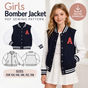 Op de afbeelding: Een PDF-naaipatroon voor een bomberjack met een marineblauwe body, witte mouwen en een rode letter A-applicatie. Het ontwerp heeft een drukknoopsluiting en gestreepte boorden bij de kraag, mouwen en zoom. Tekst: Girls Bomber Jacket, Instant Download, maten EUR 134, 140, 146, 152, 158.