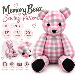 Könnte beinhalten: Ein Memory Bear Schnittmuster mit einem Stoffbären aus rosa, weiß und grau kariertem Stoff mit schwarzen Knopfaugen und einer schwarzen Nase. Der Text lautet Memory Bear Sewing Pattern, 3 SIZES, 12" 30 cm, 16" 40 cm, 20" 50 cm, PDF, A4 & US LETTER INCLUDED, STEP-BY-STEP INSTRUCTIONS, VIDEO GUIDE.