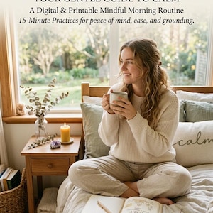 Può includere: Una guida digitale e stampabile intitolata THE MORNING ANXIETY RESET, YOUR GENTLE GUIDE TO CALM, A Digital & Printable Mindful Morning Routine, 15-Minute Practices for peace of mind, ease, and grounding, con un libro aperto contenente testo.