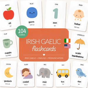 Może przedstawiać: Zestaw 104 kart edukacyjnych do nauki języka irlandzkiego z kolorowymi ilustracjami przedmiotów takich jak jabłko, niebieskie koło, cyfra jeden, niemowlę, kubek, parasol, księżyc, śpiące dziecko, słoń, autobus i ptak z opisami w języku angielskim.