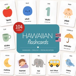 Può includere: Un set di 104 flashcard hawaiane con illustrazioni colorate di oggetti come una mela, un cerchio blu, il numero uno, un bambino, una tazza, un ombrello, la luna, un bambino che dorme, un elefante, un autobus e un uccello, con testo e pronuncia.