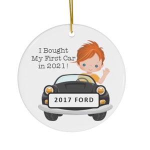 Ik kocht mijn eerste auto in 2024 Ornament: gepersonaliseerd kerstornament voor nieuwe auto met automerk en jaartal, 2,76&quot; keramisch ornament