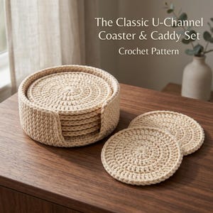 Könnte beinhalten: Ein Set aus runden, beigen Häkeluntersetzern und einem passenden runden Halter mit U-förmigem Ausschnitt. Der Text "The Classic U-Channel Coaster & Caddy Set Crochet Pattern" ist über den Objekten aus dickem Garn zu sehen.