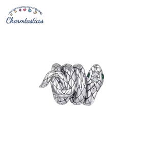 Könnte beinhalten: Ein silberfarbener Schlangen-Charm mit gewundenem Körper und texturiertem Schuppenmuster. Der Schlangenkopf ist mit zwei klaren Steinen und zwei kleinen grünen Steinen als Augen verziert. Der Charm wird unter dem Text Charmtasticss angezeigt.
