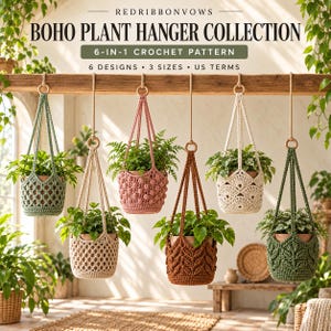 Puede incluir: Seis colgadores de plantas de ganchillo en varios colores y texturas, incluyendo verde salvia, crema, rosa empolvado y terracota, con un anillo de madera. El texto dice: REDRIBBONVOWS BOHO PLANT HANGER COLLECTION 6-IN-1 CROCHET PATTERN.