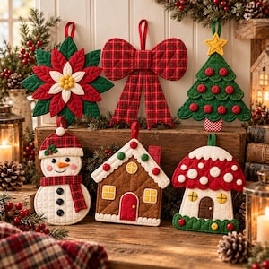 Op de afbeelding: Een set van zes gewatteerde stoffen ornamenten met een kerstster, een rode geruite strik, een kerstboom, een sneeuwpop, een peperkoekhuisje en een paddenstoelhuisje, elk voorzien van een stoffen lus om ze gemakkelijk op te hangen.
