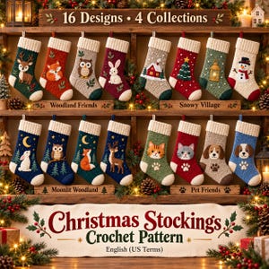 Puede incluir: Dieciséis calcetines navideños de ganchillo expuestos en estantes de madera, organizados en cuatro colecciones: Woodland Friends, Snowy Village, Moonlit Woodland y Pet Friends. Cada calcetín presenta motivos animales o estacionales únicos, con un cartel debajo que dice Christmas Stockings Crochet Pattern English (US Terms).
