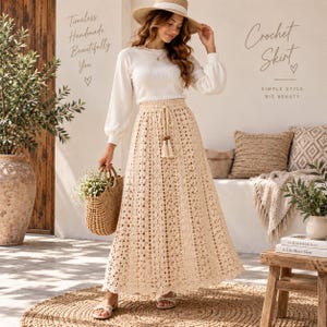 Peut inclure: Une longue jupe en crochet de couleur crème avec un motif ajouré complexe, une taille haute dotée d'un cordon de serrage et deux pompons décoratifs. La jupe est associée à un haut blanc à manches longues et un chapeau de paille à larges bords.
