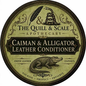 Könnte beinhalten: Ein kreisförmiges Etikett für Caiman & Alligator Lederpflegemittel von The Quill & Scale Apothecary. Das Design zeigt eine Feder, eine gewundene Schlange und eine Alligator-Illustration auf einem strukturierten olivgrünen Hintergrund mit schwarzem Text.
