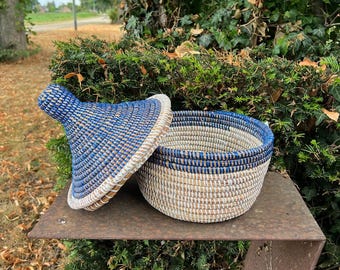 Cesto portaoggetti intrecciato con coperchio | Cesto fatto a mano | Decorazione per la casa blu e naturale