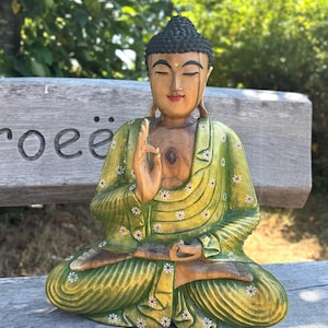 Handgjord Buddhastaty i trä | Grön handmålad Buddha | Blommig sittande Buddha-dekoration | 50 cm