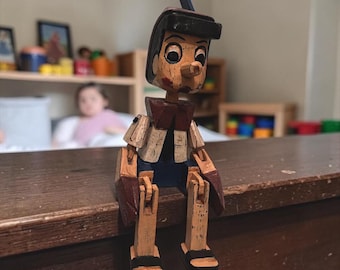 Figura de Pinocho de madera hecha a mano | Decoración rústica de madera | Decoración vintage para el hogar | Regalo tallado a mano