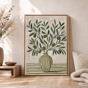 Könnte beinhalten: Ein gerahmter Kunstdruck mit einem Gemälde eines Olivenzweigs mit grünen Blättern und Oliven in einer gestreiften Vase. Die Vase steht auf einer Fläche mit horizontalen Streifen. Der Hintergrund ist in einem neutralen Beigeton mit sichtbaren Pinselstrichen.