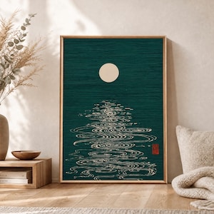Könnte beinhalten: Ein rechteckiger Wandkunstdruck mit einem dunkel-türkisfarbenen Hintergrund und einem texturierten horizontalen Linienmuster. Ein cremefarbener Kreis stellt den Mond dar, mit weißen, wellenförmigen Linien, die sich im Wasser darunter spiegeln. Ein kleines rotes quadratisches Siegel befindet sich in der unteren rechten Ecke.
