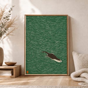 Peut inclure: Une impression d'art murale encadrée représentant une loutre brun foncé nageant dans une eau vert profond. L'eau est illustrée par des lignes horizontales blanches stylisées créant un effet de vague. Un petit sceau rouge est visible en bas.