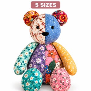 Könnte beinhalten: Ein Stoffbär aus verschiedenen Stoffen mit Blumenmustern in Blau-, Rosa-, Gelb- und Violetttönen. Der Bär hat schwarze Knopfaugen, eine schwarze Nase und den Text SEWING PATTERN PDF 5 SIZES am oberen Rand.