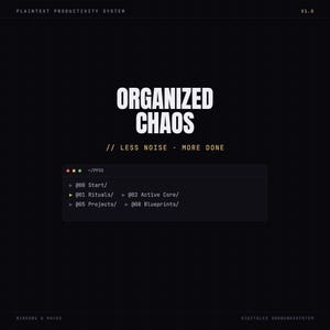 Könnte beinhalten: Eine schwarze digitale Benutzeroberfläche mit dem Titel ORGANIZED CHAOS und dem Untertitel // LESS NOISE . MORE DONE. Sie zeigt ein Terminalfenster mit der Bezeichnung ~/PPSS und den Ordnern: @00 Start/, @01 Rituals/, @02 Active Core/, @05 Projects/ und @08 Blueprints/.