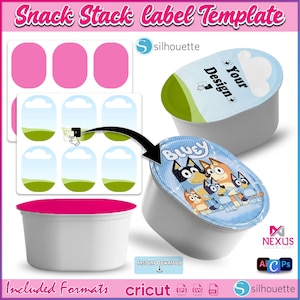 Op de afbeelding: Een digitaal snack stack label sjabloon met een vel ovale labels met een wolken- en grasontwerp. De afbeelding toont witte snackbekers met deksels, een met een Bluey-karakterafbeelding en een andere met de tekst Your Design erop.