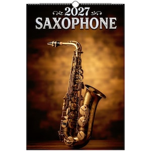 Pode incluir: Um calendário de parede para 2027 com um saxofone dourado na capa. O texto 2027 SAXOPHONE está impresso em branco no topo. O instrumento é mostrado em detalhe com as suas chaves, hastes e campânula sobre um fundo escuro e quente.