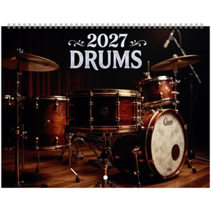 Pode incluir: Um calendário de parede 2027 intitulado 2027 DRUMS apresentando uma fotografia de alta resolução de uma bateria profissional com cascos de madeira escura, ferragens de latão e pratos sobre um fundo escuro e um piso de madeira.